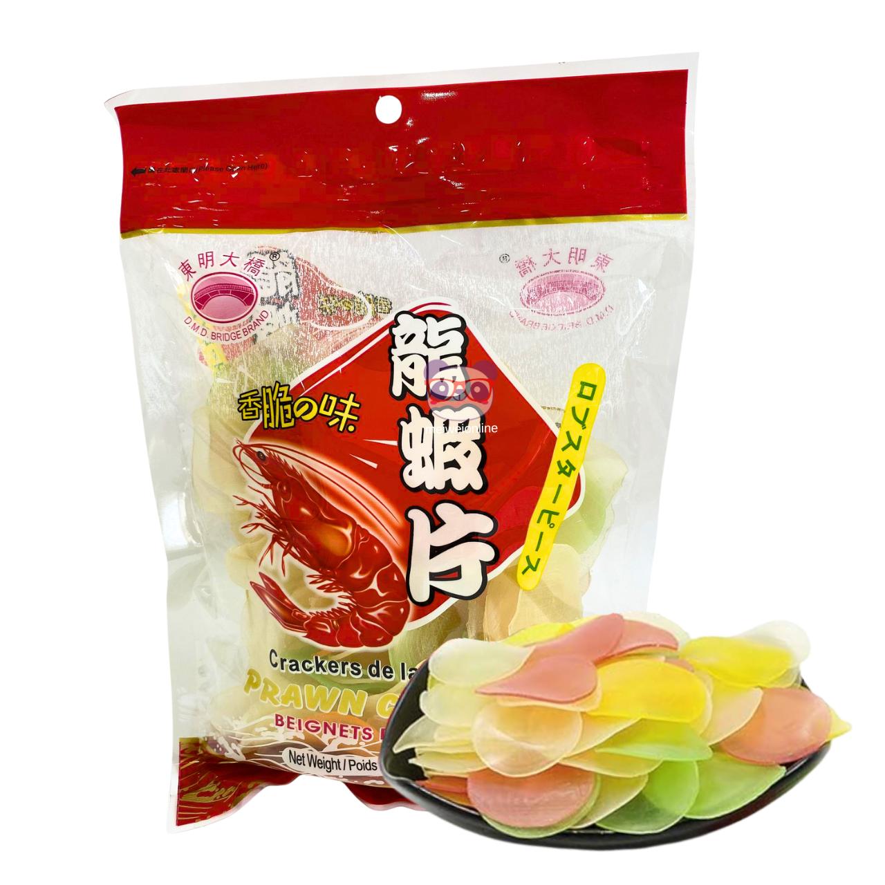 Embalagem de biscoito de camarão cru para fritar 龍蝦片, chips coloridos em tons de rosa, amarelo, verde e branco com prato de biscoitos na frente
