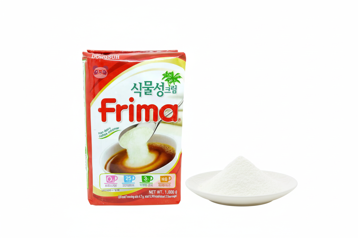 Mei Wei: Creme em pó para café Frima 1kg (식물성크림) ao lado de prato branco com o pó branco cremoso - Coffee Creamer coreano textura fina