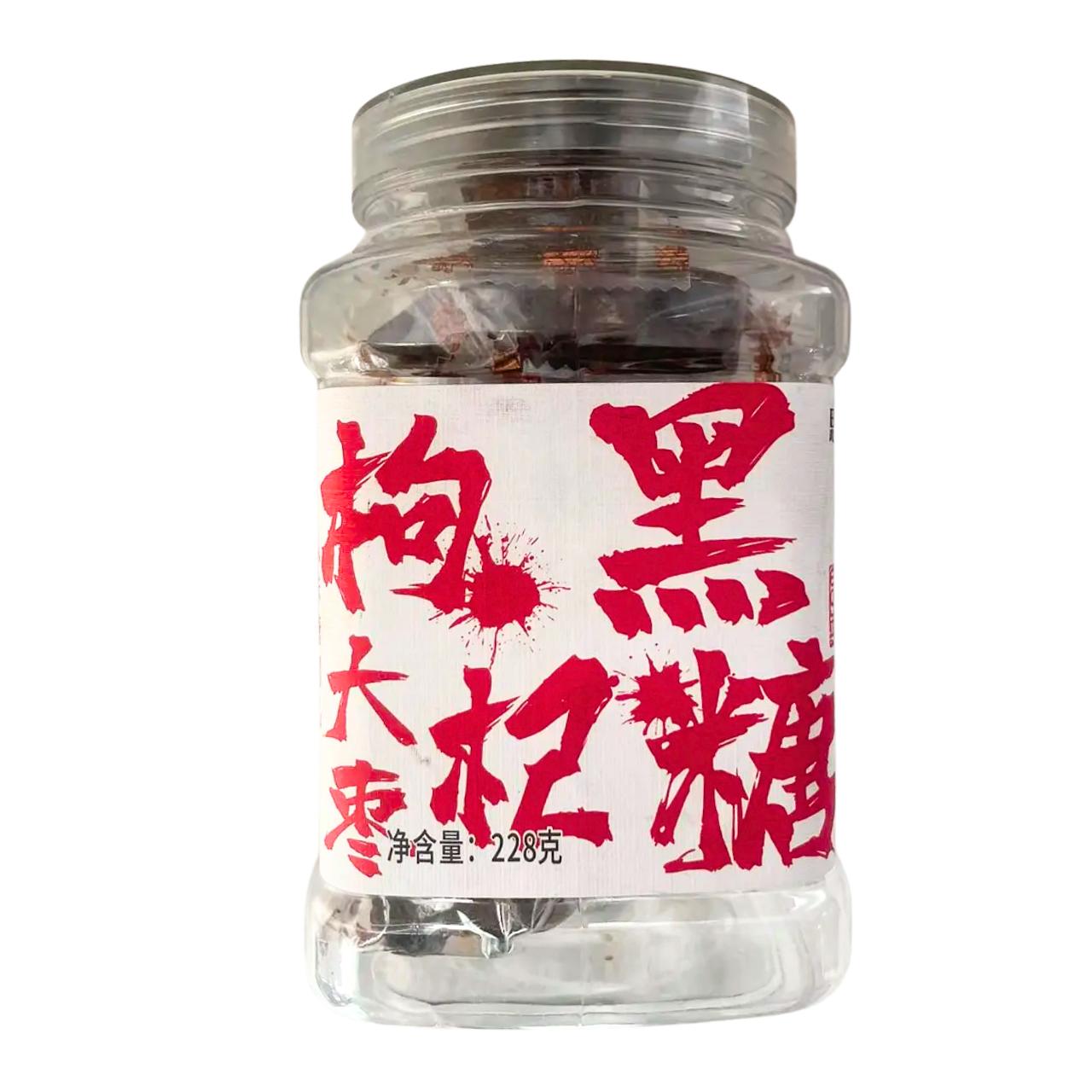 Frasco plástico transparente de doce chinês 黑糖梅枣 com ameixa e tâmara envoltas em açúcar mascavo, rótulo branco com letras vermelhas, 228g