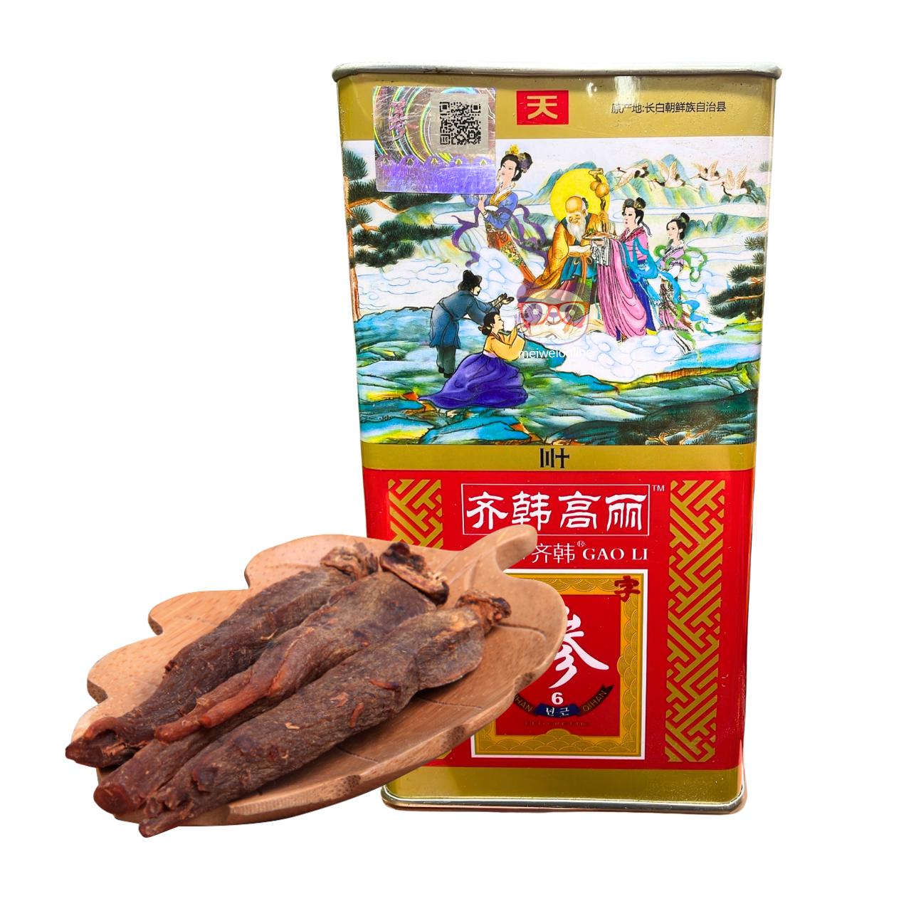 Lata decorada de ginseng coreano vermelho seco 高丽参, com raízes inteiras desidratadas sobre prato de madeira à frente da embalagem