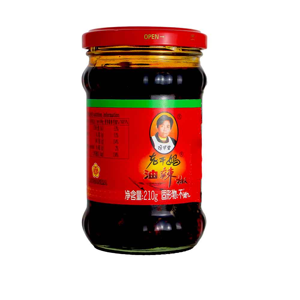 Mei Wei: Molho de pimenta em óleo Lao Gan Ma 210g (老干妈油辣椒) - Chilli in Oil tempero chinês tradicional em vidro com tampa vermelha e faixa verde
