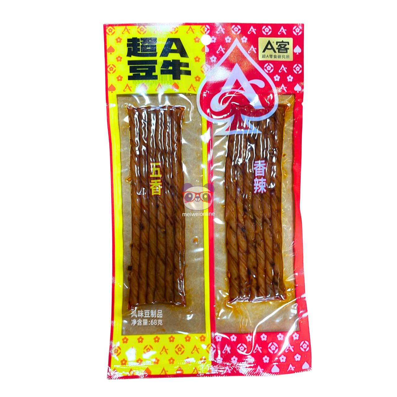 Embalagem amarela e vermelha de salgadinho de tofu em tiras 超A豆牛, sabores cinco especiarias 五香 e picante 香辣, pacote 68g Mei Wei