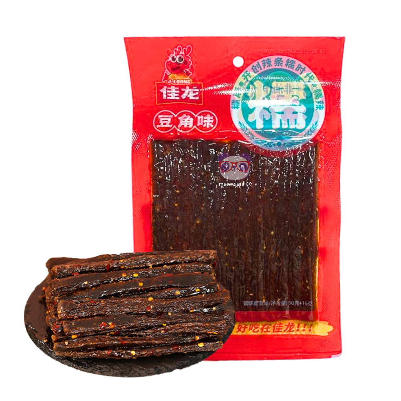 Embalagem vermelha de salgadinho chinês de tofu picante sabor feijão-vagem 佳龙 豆角味, tiras de tofu temperadas com pimenta em prato à frente do pacote Mei Wei