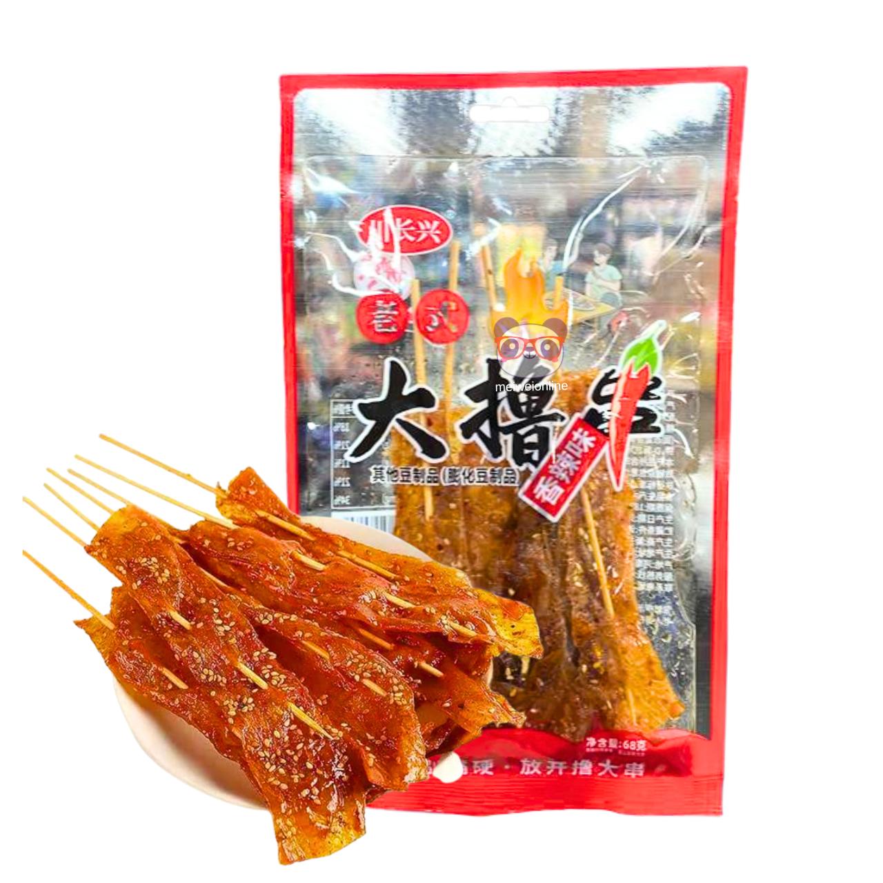 Embalagem vermelha de salgadinho chinês de glúten de trigo em espetos 大撸串 香辣味, tiras picantes com gergelim servidas em prato branco, pacote 68g Mei Wei