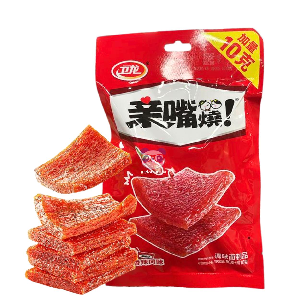 Embalagem vermelha de salgadinho chinês de glúten de trigo picante 亲嘴烧 Weilong 卫龙, lâminas retangulares vermelhas empilhadas à frente do pacote Mei Wei