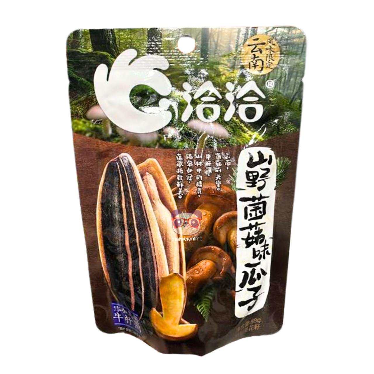 Embalagem de salgadinho de semente de girassol sabor cogumelos selvagens 山野菌菇味瓜子, pacote com floresta ao fundo e sementes grandes na frente