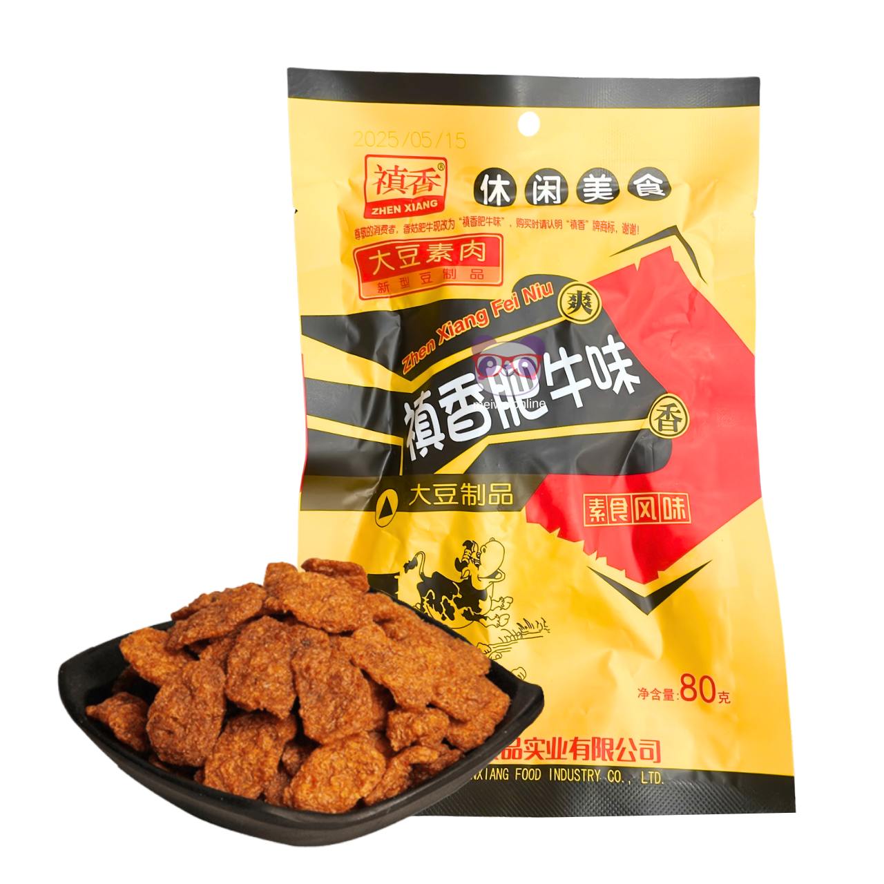 Embalagem amarela e preta de salgadinho vegano de soja sabor carne bovina 镇香肥牛味 大豆素肉 Zhen Xiang, com pedaços crocantes servidos em tigela preta, pacote 80g - Mei Wei