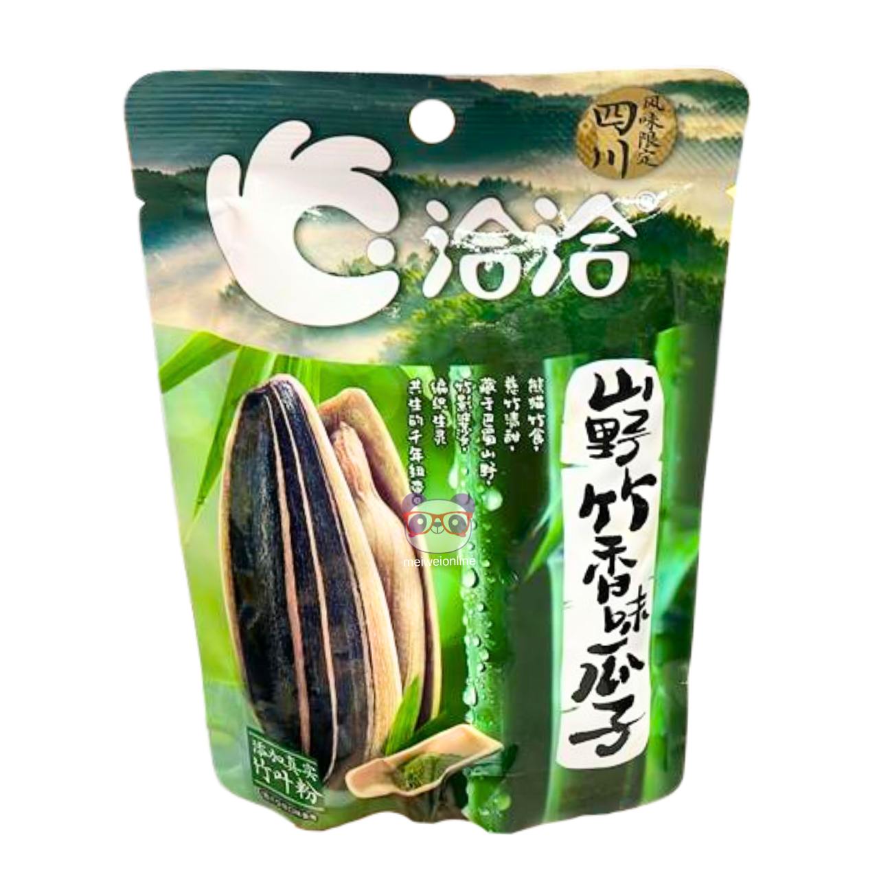 Embalagem verde de salgadinho de semente de girassol sabor bambu silvestre 山野竹香味瓜子, sementes grandes com casca listrada em pé sobre fundo de floresta