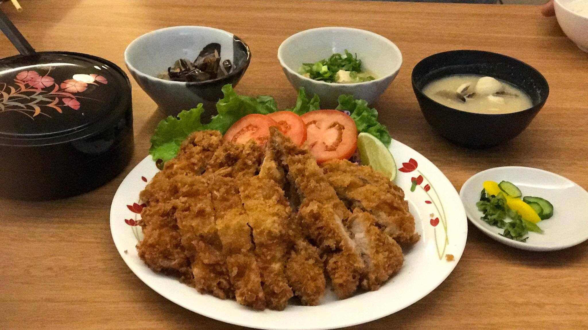 Imagem do Tonkatsu Teishoku do Restaurante Japonês New Mimatsu, um prato delicioso e muito bem servido.