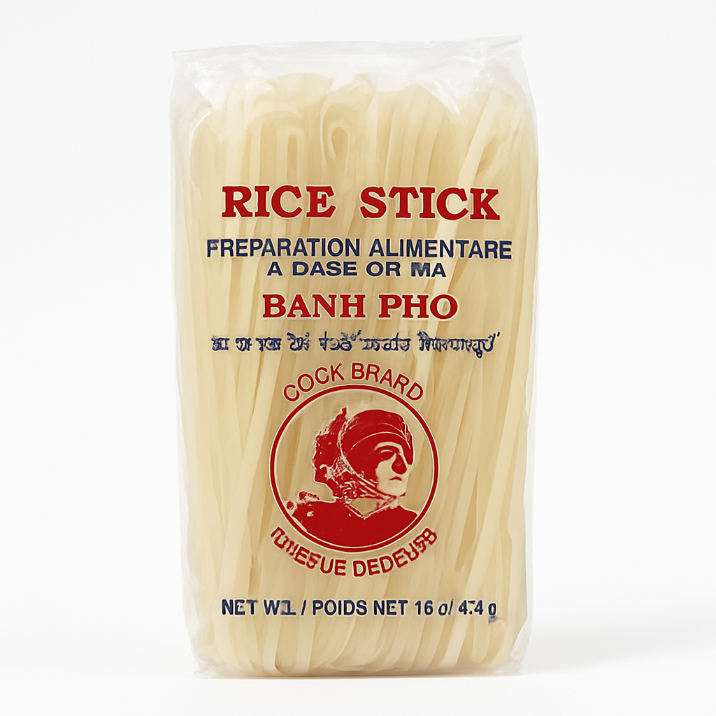 Mei Wei: Macarrão de Arroz Bánh Phở（尖竹汝粿條）- Cock Brand 454g - Embalagem em Fundo Branco
