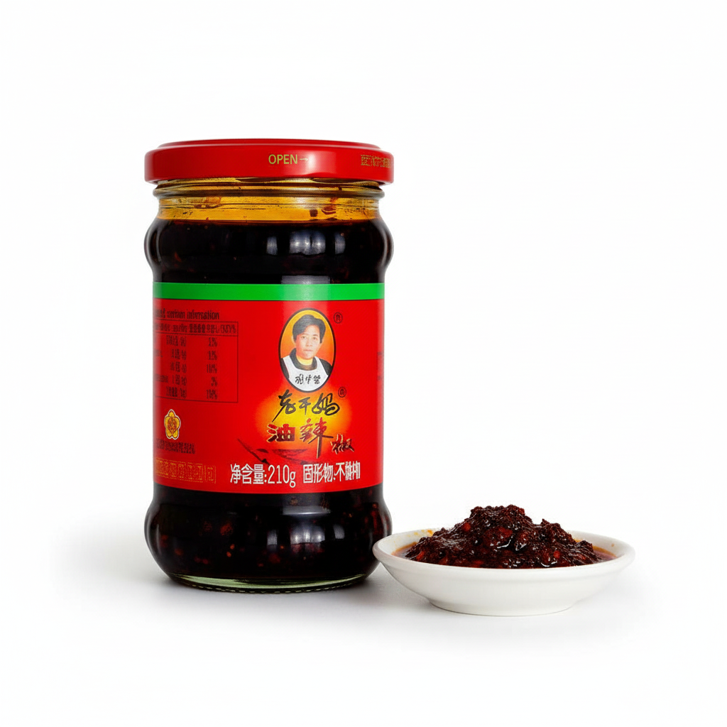 Mei Wei: Molho de pimenta em óleo Lao Gan Ma 210g (老干妈油辣椒) servido em prato branco ao lado do vidro - Chilli in Oil com pimenta vermelha picada em óleo