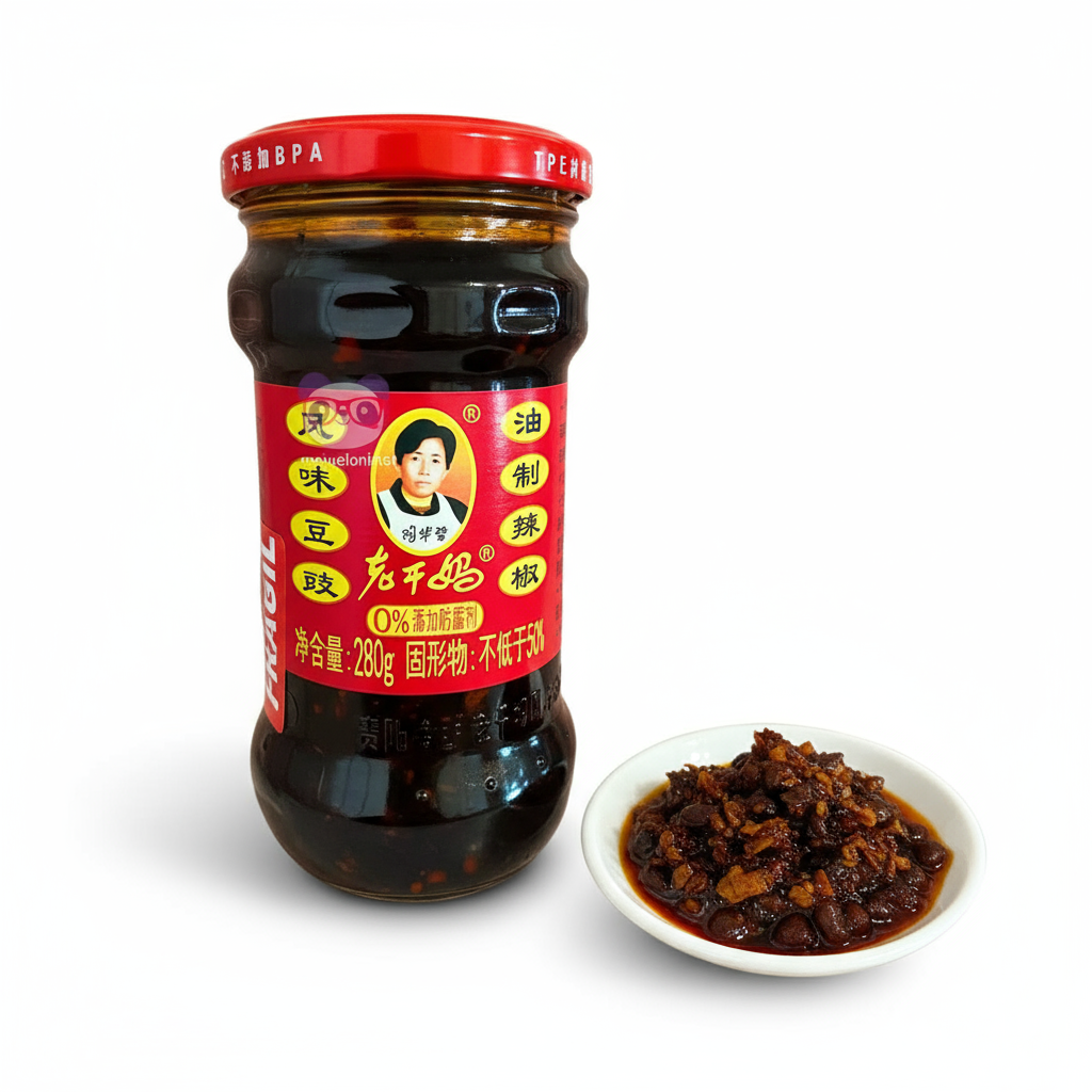 Mei Wei: Molho de pimenta Lao Gan Ma 280g com feijão preto fermentado servido em prato branco ao lado do vidro - tempero chinês tradicional picante