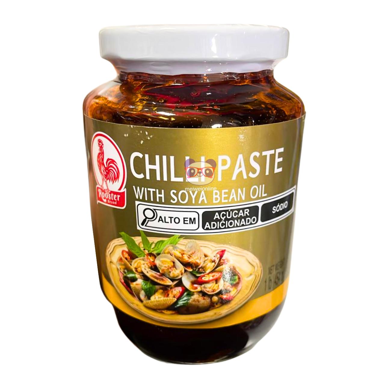 Frasco de pasta de pimenta chilli com óleo de soja Rooster Brand, rótulo dourado com imagem de prato de frutos do mar