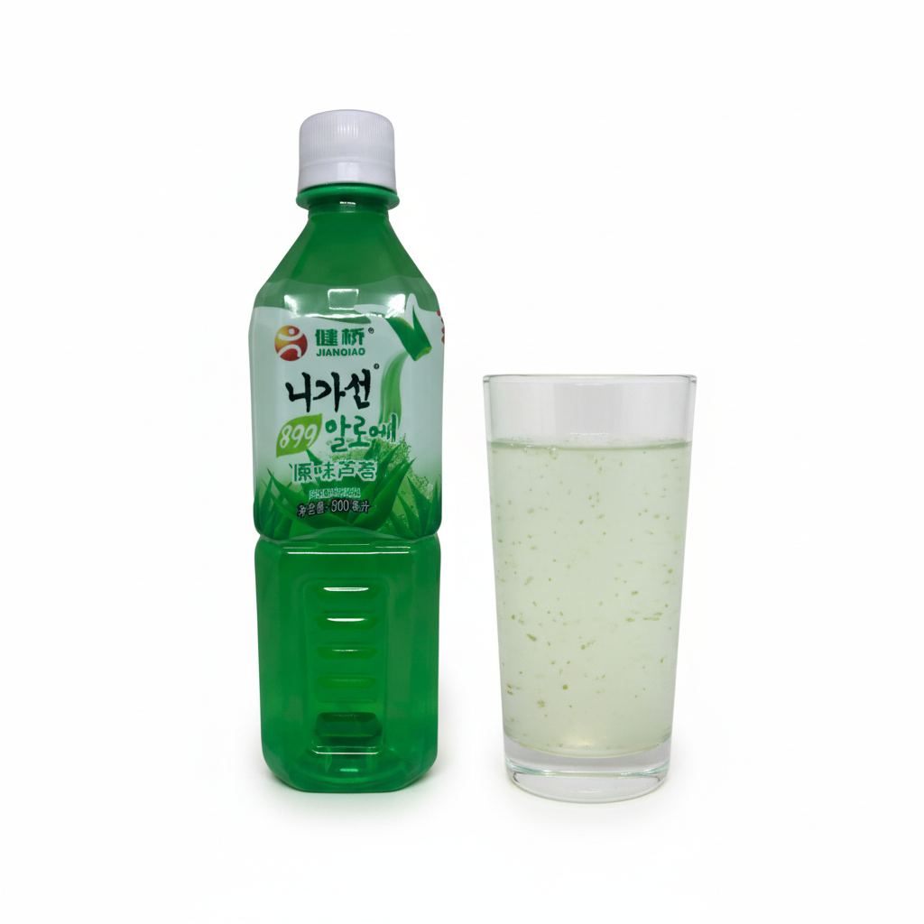 Mei Wei: Suco Chinês de Aloe Vera Jianqiao 500ml com copo servido mostrando pedaços de aloe vera - bebida refrescante chinesa