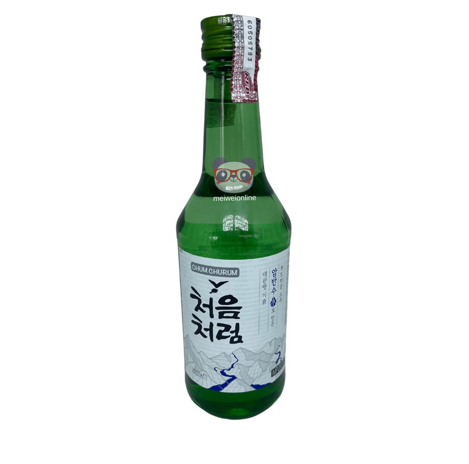 Mei Wei: Soju Original Coreano Chum Churum em garrafa verde com rótulo de montanhas e caligrafia coreana em fundo branco