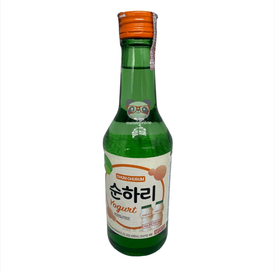 Mei Wei: Soju Yogurt Coreano Chum Churum em garrafa verde com tampa laranja e rótulo de iogurte em fundo branco

